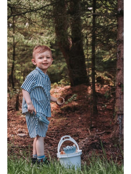 Lyseblåt legetøjsspandsæt med iskager og tilbehør i pastelfarver